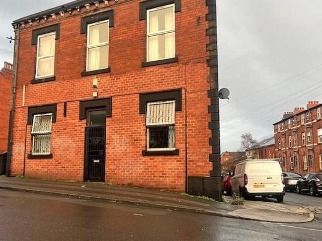 4 bedroom house in Leeds