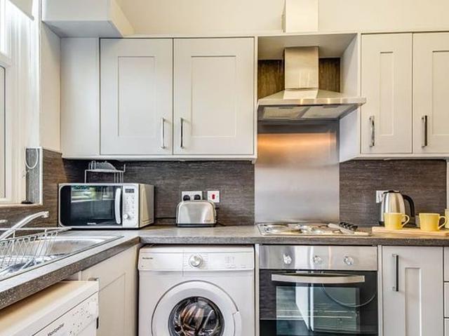 4 bedroom house in Leeds