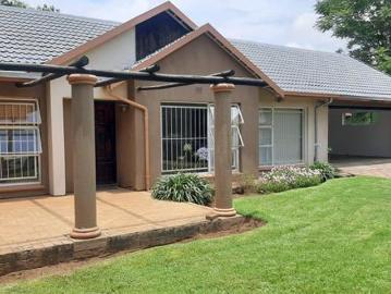 House to rent in Mackenzie Park
