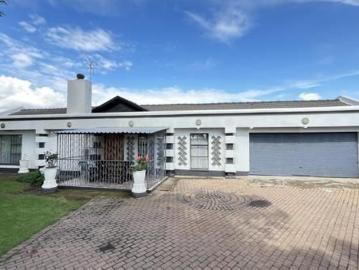 House to rent in Mackenzie Park