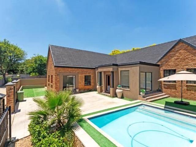 4 Bedroom House in Maroeladal