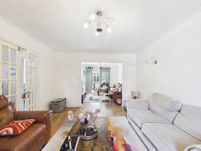 4 bedroom House in Melksham Close, Reading