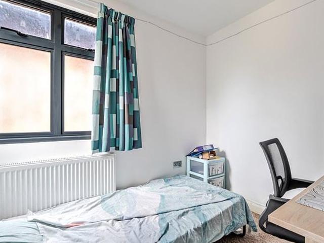 4 bedroom house in New Malden
