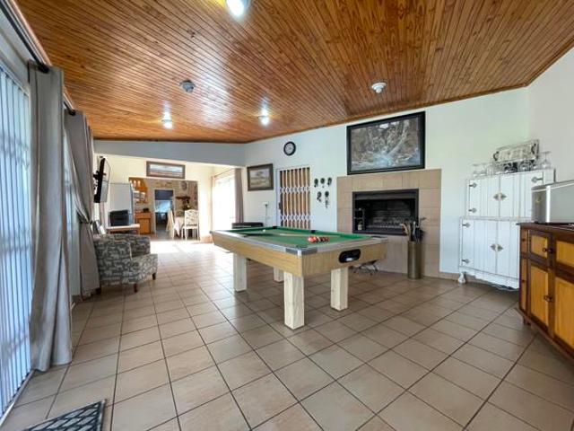 5 Bedroom House in Schuinshoogte