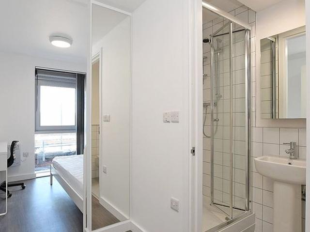 4 bedroom house in Sheffield
