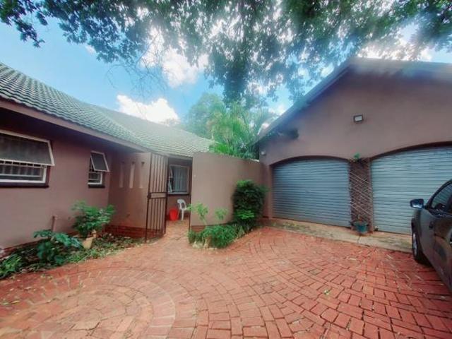 4 Bedroom House in Sinoville