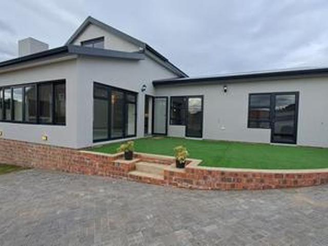 4 bedroom house in stilbaai wes