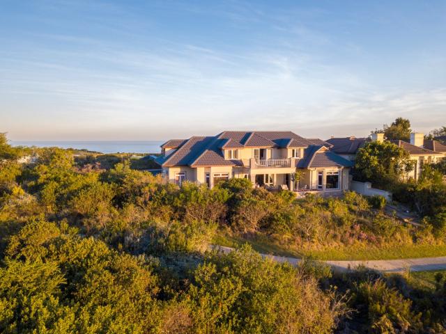 4 Bedroom House in Pezula Golf Estate
