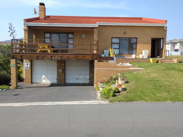4 Bedroom House in Perlemoenbaai