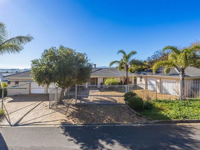 4 Bedroom House in Protea Valley