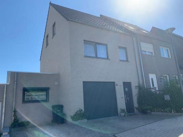 4 Bedroom house in walking distance to European school