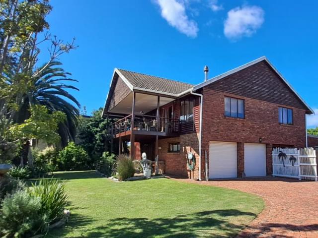 4 Bedroom House in Wilderness Central