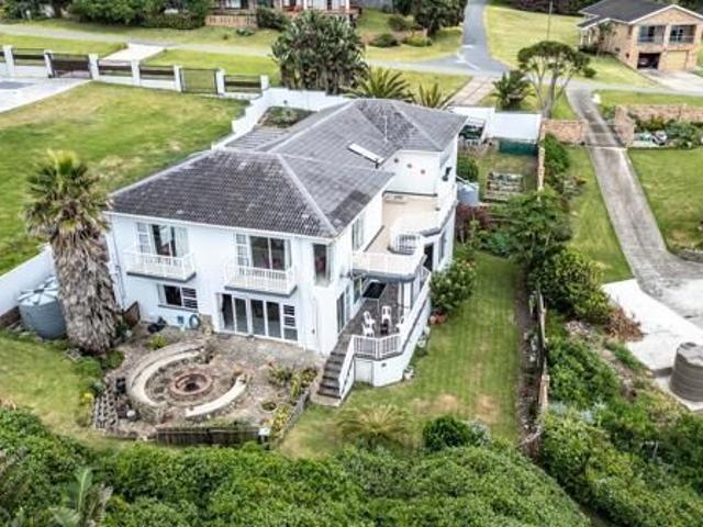 4 Bedroom House in Winterstrand