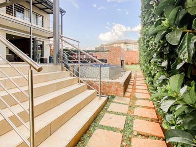 4 Bedroom House in Tuscany Ridge