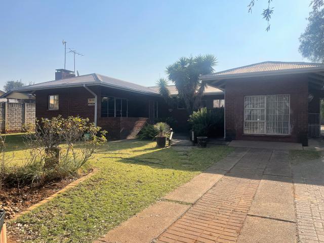 4 Bedroom House in Vanderbijlpark South West 5