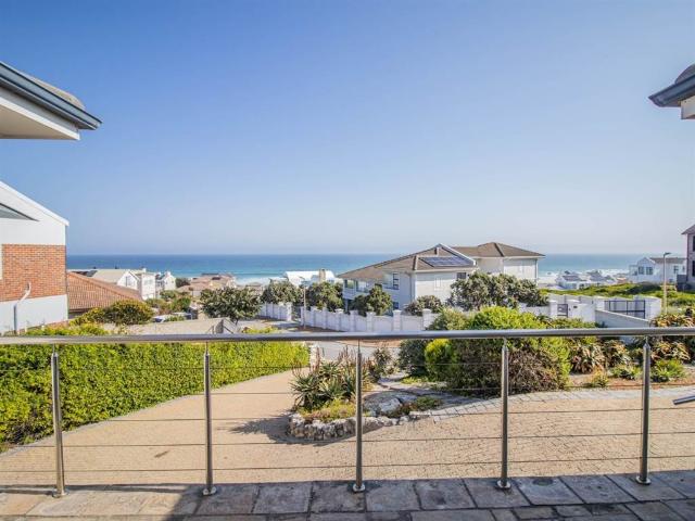 4 Bedroom House in Yzerfontein