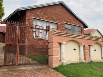 4 Bedroom House in Zakariyya Park