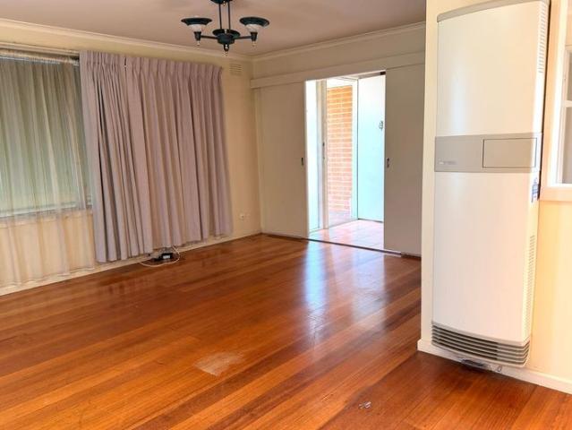 4 BEDROOM HOUSE ON A LARGE BLOCK CLOSE TO FOUNTAIN GATE SHOPPING CENTRE!