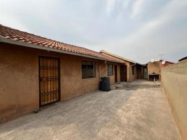 6 bedroom house on the market in lea.