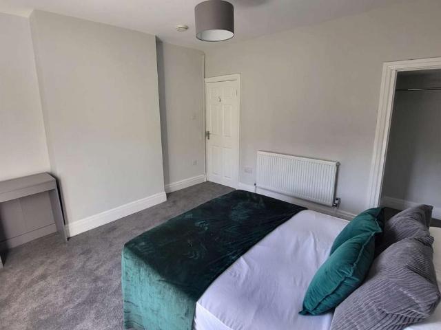 4 bedroom house of multiple occupation to rent