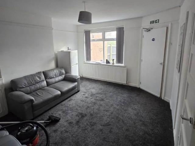 4 bedroom house of multiple occupation to rent