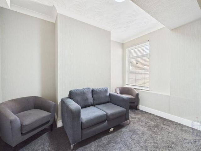 4 bedroom house of multiple occupation to rent