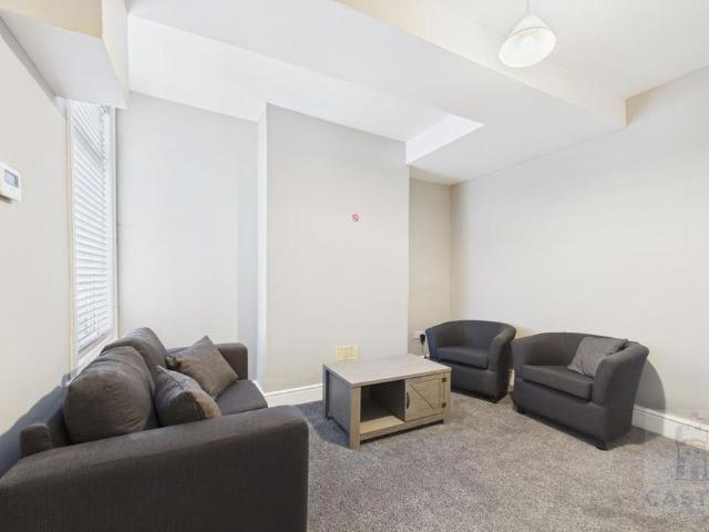 4 bedroom house of multiple occupation to rent