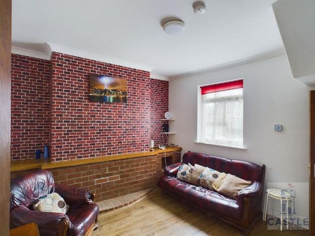 4 bedroom house of multiple occupation to rent