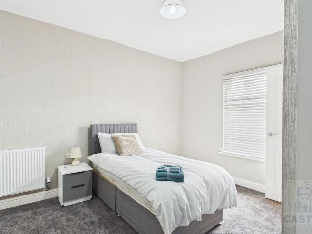 4 bedroom house of multiple occupation to rent
