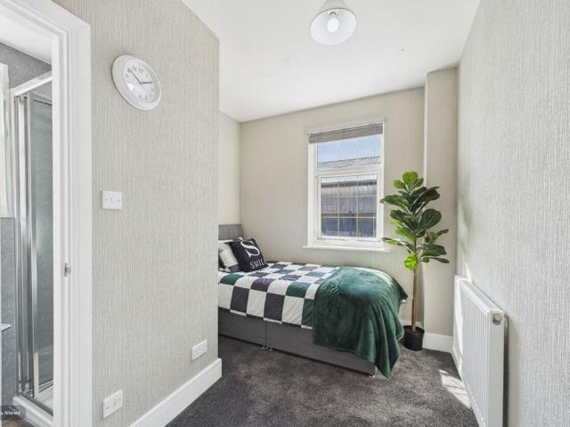 4 bedroom house of multiple occupation to rent
