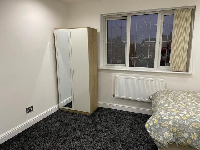 4 bedroom house of multiple occupation to rent