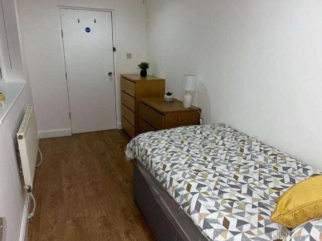 4 bedroom house of multiple occupation to rent