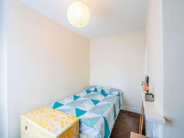 4 bedroom house of multiple occupation to rent