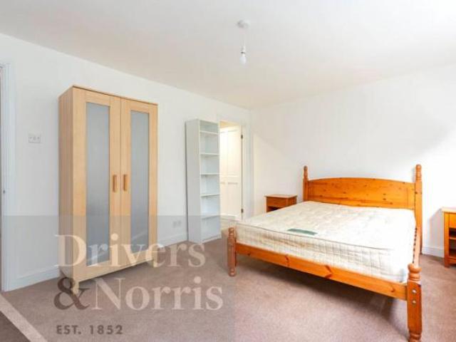 4 Bedroom House London London 70868425
