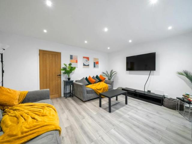 4 Bedroom House London London 99267258