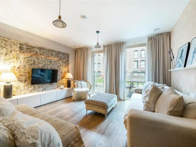 4 Bedroom House London London 104563960