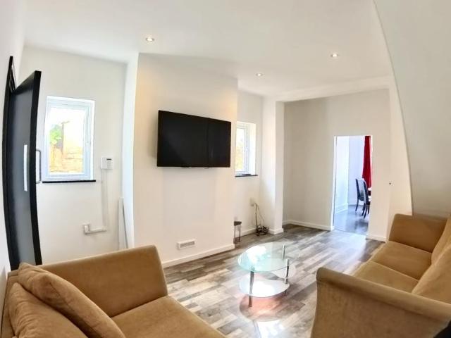 4 Bedroom House Lenton East Midlands 98286038