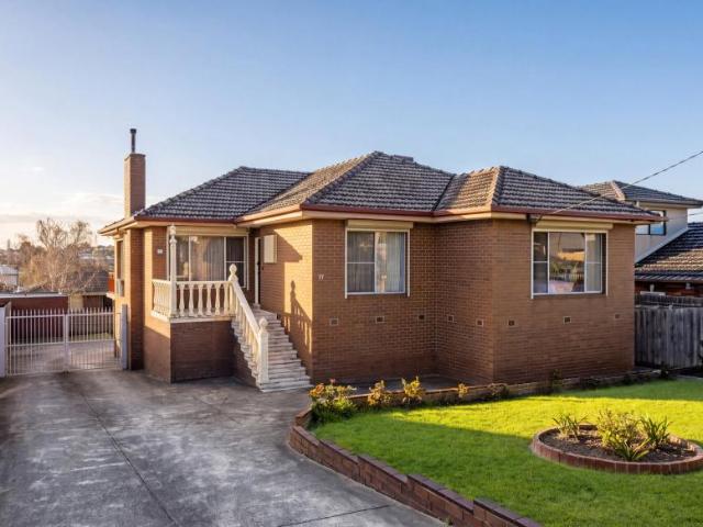 4 Bedroom House Mount Waverley VIC 105825900