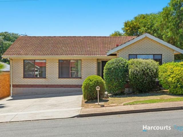 4 Bedroom House Morphett Vale SA 106058390