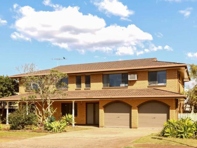 4 Bedroom House Manly West QLD 105010886