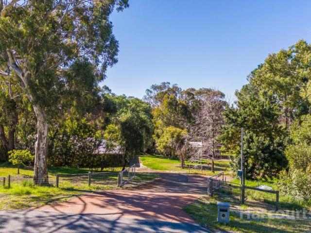 4 Bedroom House Mariginiup WA 106016143