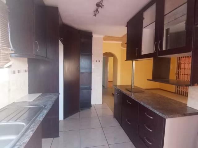 4 Bedroom House Southernwood Southernwood 103804679