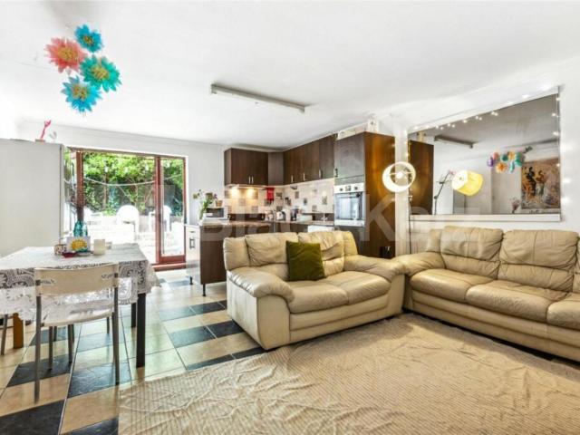 4 bedroom house seconds to the beautiful green spaces of Alexandra park