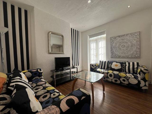 4 Bedroom House Selly Oak West Midlands 104401561