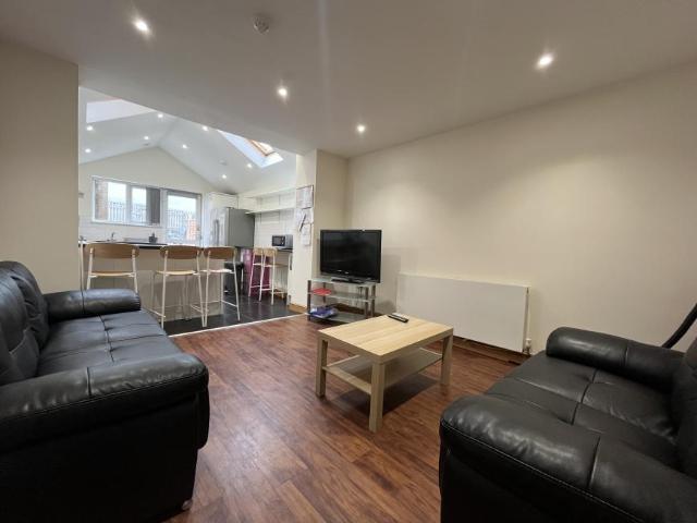 4 Bedroom House Selly Oak West Midlands 105023423