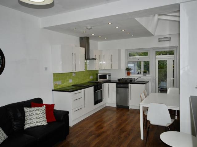 4 Bedroom House Selly Oak West Midlands 99825965