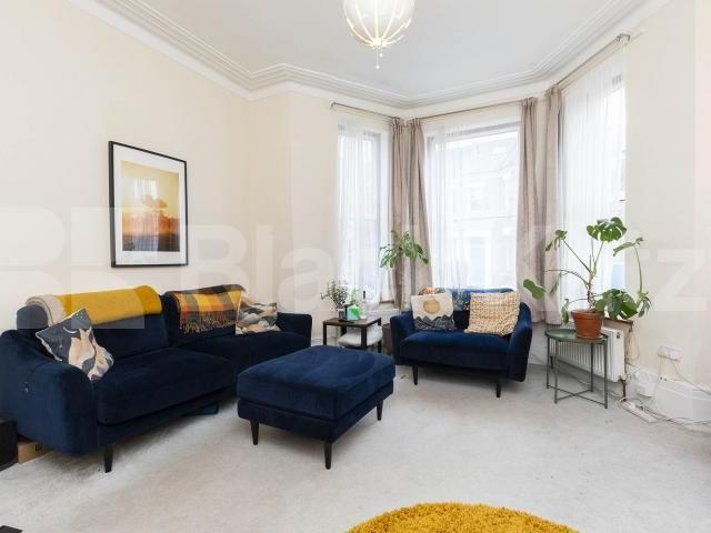 4 bedroom house split over 3 floors with 2 receptions, garden and 2 bathrooms