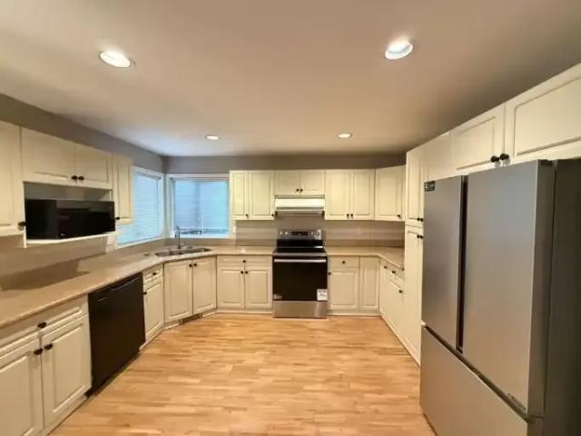 4 Bedroom House Surrey BC 104877018