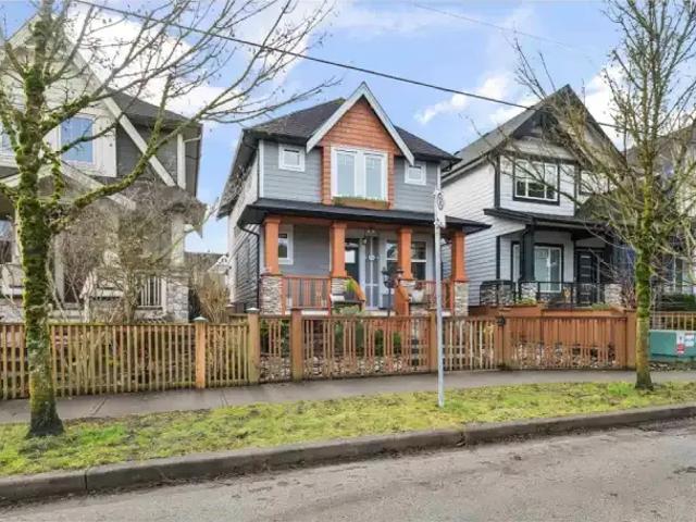 4 Bedroom House Surrey BC 98816722
