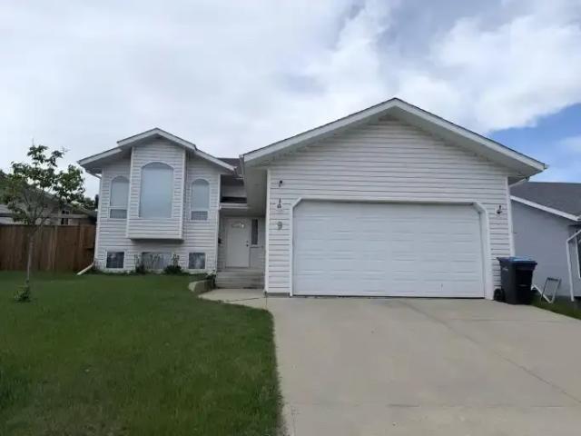4 Bedroom House Sylvan Lake AB 104910288